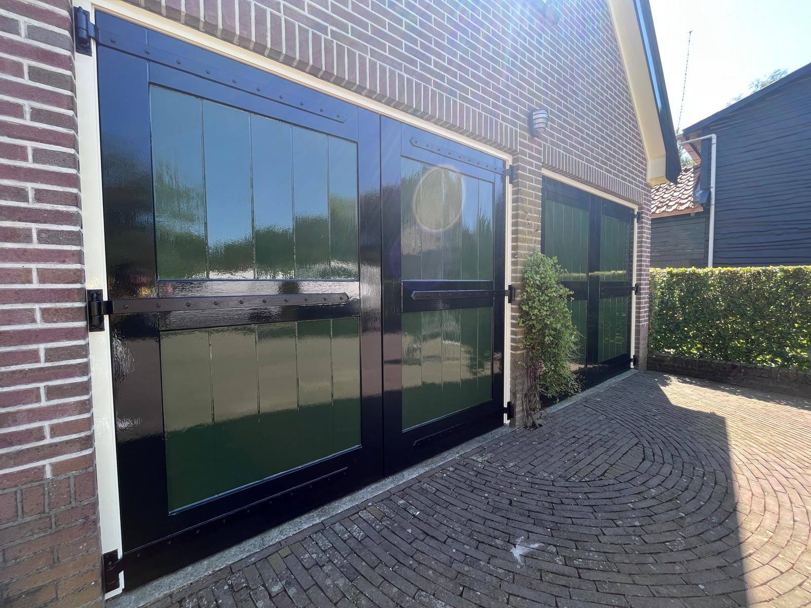 Groene stallingsdeuren
