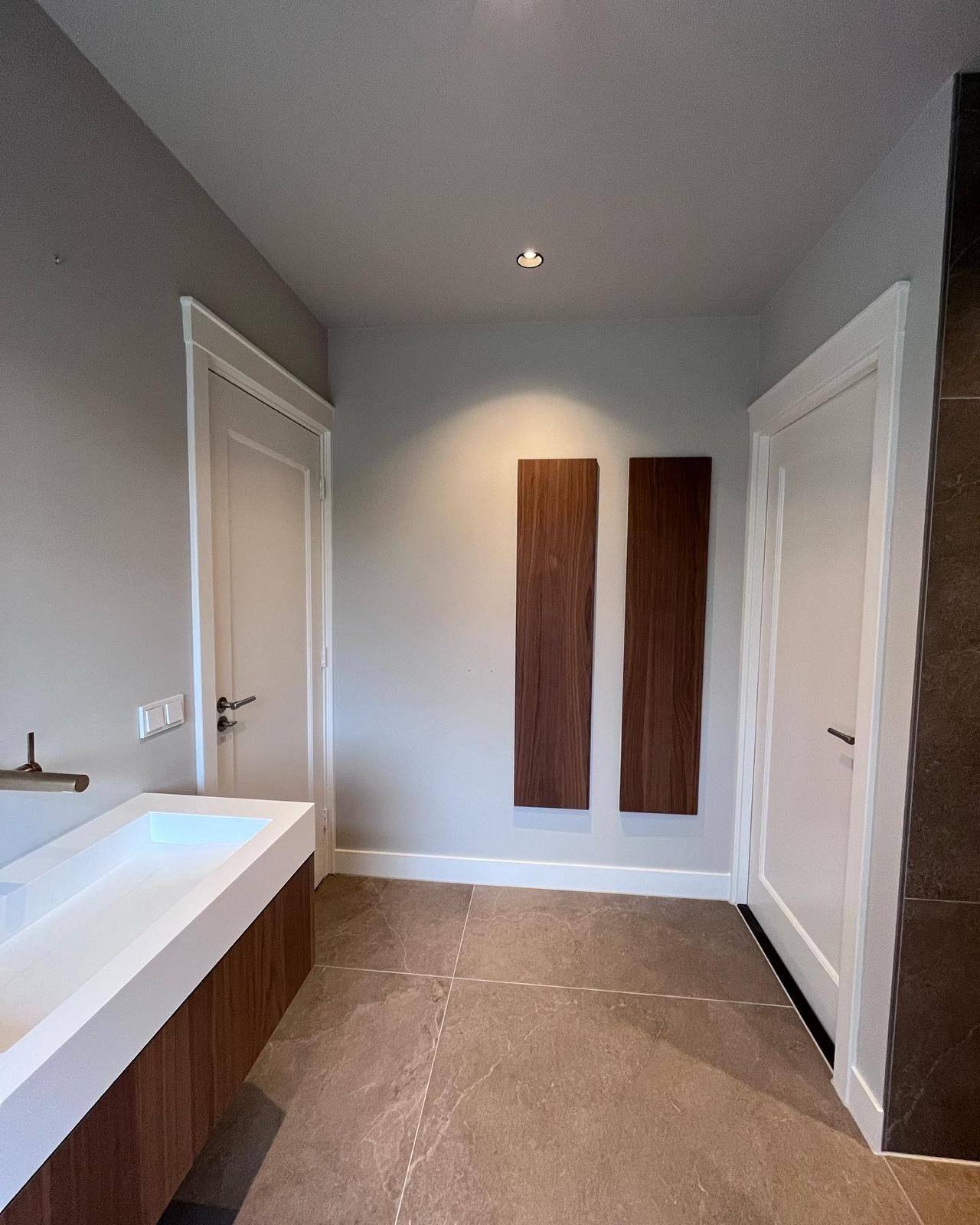 Badkamer — Strak wit & warm hout