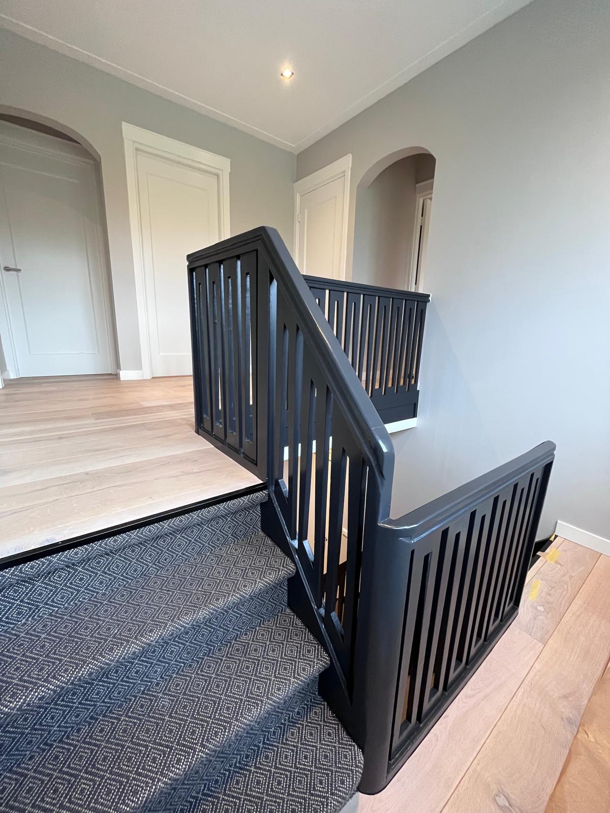 Balustrade diepzwart boogdeuren